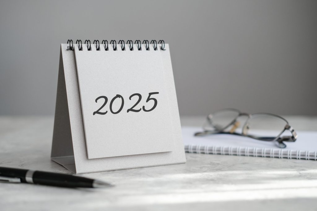 desk-calendar-2025-notebook-glasses-and-pen-on-t-2024-08-02-14-57-53-utc-scaled-1-1024x683 ianuarie 2025, zi lucrătoare: Lovitură pentru bugetari, care rămân fără „puntea” dintre libere