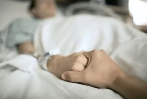 persoana-pe-moarte-1024x691-1-300x202 Corpul uman trece prin schimbări incredibile în doar câteva ore de la moarte. Dezvăluiri făvute de o asistentă medicală